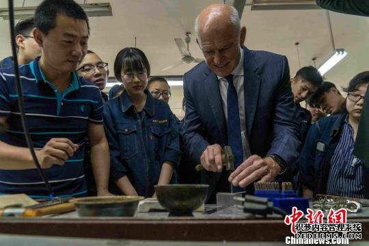 29日，希腊前总理乔治·帕潘德里欧来到武汉工程科技学院与学生互动 董成 摄